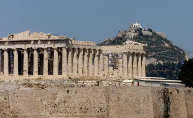 Temperaturat e larta detyrojë Greqinë të mbyllë Akropolin