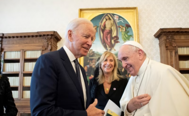 Biden dhe i dërguari i Vatikanit takohen për të diskutuar luftën në Ukrainë