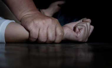 Një trajner akuzohet se ka përdhunuar nxënëset e mitura