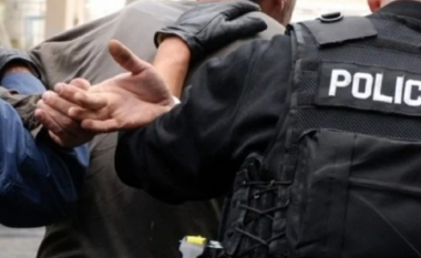 Ndihmoi një shqiptar në kërkim nga Interpoli të merrte pasaportë, arrestohet zyrtari në Kosovë