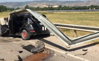 Aksident i rëndë në Korçë, makina bëhet copash, lëndohet shoferi