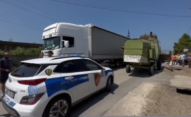 Kamioni përplaset me autokombanjën në Fier, bllokohet trafiku
