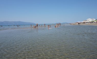 Humb jetën pushuesi në Plazhin e Vjetër të Vlorës