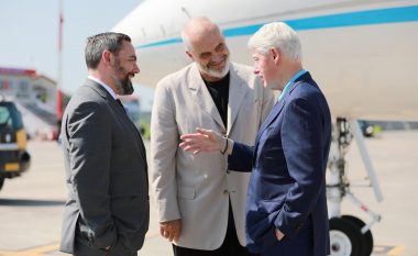 Clinton në Shqipëri, ambasada amerikane i uron mirëseardhjen: Moment domethënës!
