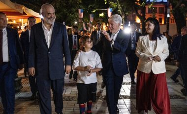 “Faleminderit”, Clinton ndan përshtypjet pas vizitës në Shqipëri: Ka qenë nder të punoja për të forcuar miqësinë mes vendeve tona