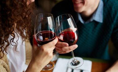 Studimi: Pirja e verës së kuqe i bën meshkujt më të mirë në shtrat