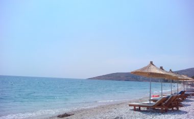 Humb jetën pushuesja në plazhin e Qeparoit