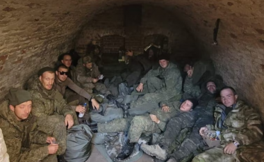 “Si në mesjetë”: Ushtarët rusë mbahen në bodrume pas refuzimit për të luftuar në Ukrainë