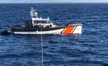 Anija shqiptare “Butrinti” shpëton 55 emigrantë në detin Egje
