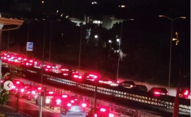 Trafik kilometrik në Durrës, bllokohet autostrada