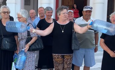 “Duam ujë në shtëpi”, dhjetëra banorë të Nartës në protestë para Bashkisë Vlorë