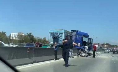 Kamioni çan trafikndarësen në autostradën Tiranë – Durrës, bllokohet trafiku