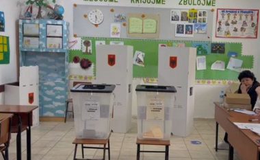 Nis me probleme procesi i zgjedhjeve në Rrogozhinë, komisionerët me vonesë në qendrat e votimit, si paraqitet situata