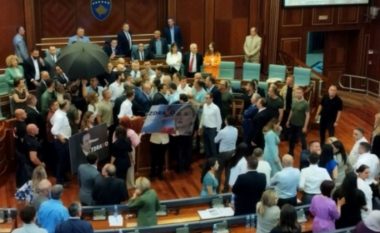 VIDEO/ Sërish tension në Kuvendin e Kosovës, pas Albinit deputetët e opozitës qëllojnë me shishe Konjufcën