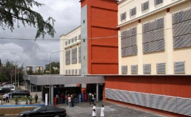 11-vjeçari në Tiranë bie në kontakt me energjinë elektrike, dërgohet me urgjencë në spital