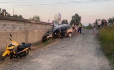 Aksident në Lezhë, dy makina përplasen me murin, tre të plagosur (FOTO)