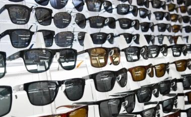 Mori “gabimisht” syzet në dyqan, arrestohet politikani
