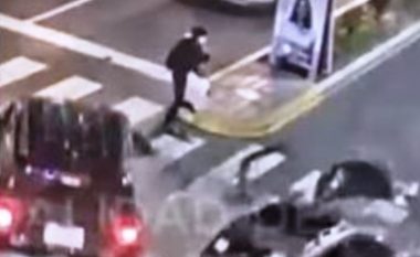 “Jetëgjati nuk bëhet dot jetëshkurtër”, përplasen dy makina në rrugë, gruaja shpëton për mrekulli (VIDEO)