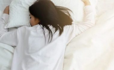Këto janë pozicionet ideale të gjumit nëse vuani nga këto sëmundje