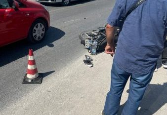 Makina merr para motorin në Tiranë, humb jetën 22-vjeçari
