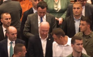 FOTO/ Pasi u sulmua, Albin Kurti qendron i rrethuar nga rojet e sigurisë dhe ministrat e tij