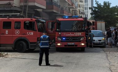 Albeu: Zjarri në parkingun e pallatit në Tiranë, policia: 36-vjeçari i vuri flakën makinës së babait të tij