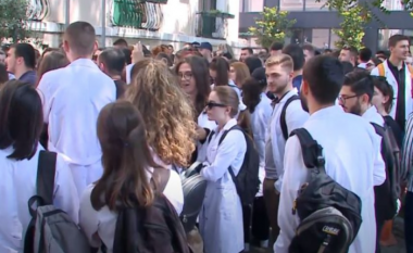 “S’ka diplomë pa punuar 5 vite për shtetin”, studentët e mjekësisë dalin sot në protestë