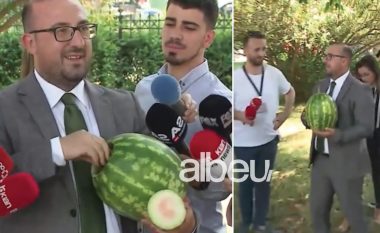 VIDEO/ Befason Korreshi, shkon në Kuvend me shalqi e kastravec