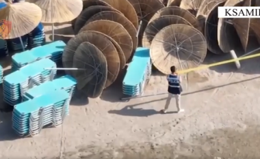 Kishin zaptuar plazhin publik me çadra e shezlonge, policia ua sekuestron (VIDEO)