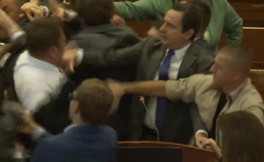Grushti mes deputetëve të Kosovës, si nisi sherri, momenti kur sulmohet Kurti (VIDEO)
