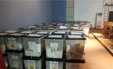 Zgjedhjet në Rrogozhinë, dorëzohen kutitë e votimit, pritet nisja e numërimit