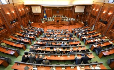 Kuvendi i Kosovës mban një minutë heshtje në kujtim të gjenocidit në Srebrenicë