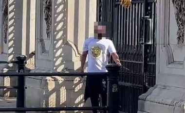 Alarm në Angli, burri prangos veten në portën e Pallatit Buckingham (VIDEO)