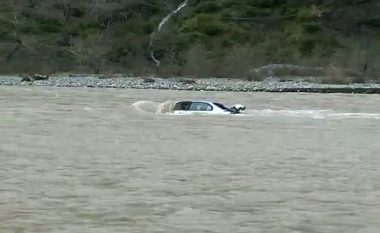 Makina bie në lumin Drin, humb jetën një person