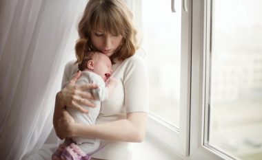 Jeni bërë nënë në moshë të re, disa këshilla që ju duhen