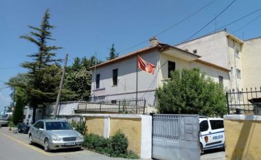 Babai rreh dhe kërcënon vajzën 17-vjeçare në Pogradec