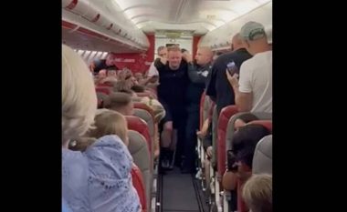 Tmerr në ajër, pasagjeri i dehur tenton të hapë derën e avionit, pilotët bëjnë ulje emergjente