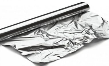 Mos i mbështillni asnjëherë ushqimet e mbetura me letër alumini