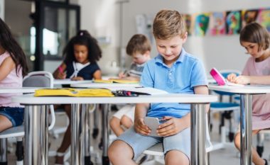 “Nxënësit duhet të përqendrohen”, Holanda ndalon mbajtjen e celuarëve në klasat e mësimit