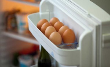 Pse nuk duhet t’i mbani vezët në derën e frigoriferit?