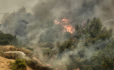VIDEO/ Greqia nën “pushtetin” e zjarreve për të tretën ditë radhazi, flakët shumë pranë shtëpive, momente ankthi për banorët