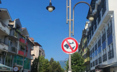 Në këtë qytet ndalohet shëtitja e turistëve me rroba banje