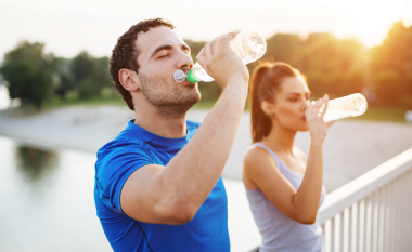 “99% e njerëzve e pinë ujin në mënyrë të gabuar”, ja çfarë sugjeron nutricionisti