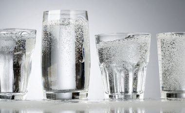 Katër fakte për ujin me gaz që i keni ditur gabim