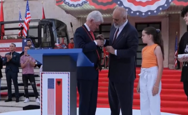 Rama nderon ish-presidentin Clinton me Yllin e Mirënjohjes: Ju kërkoj me përulje ta pranoni