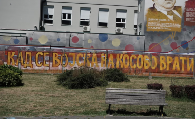 “Thirrje” ushtrisë serbe të kthehet në Kosovë, Beogradi pa reagim ndaj grafiteve kërcënuese