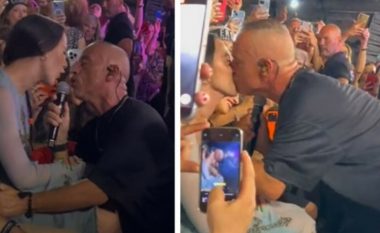 Eros Ramazzotti puth të bijën në buzë në mes të koncertit, revoltohen italianët (VIDEO)