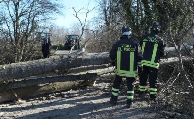 Milano përfshihet nga moti i keq, çati të shkatërruara e pemë të rrëzuara, plagoset një 68-vjeçar