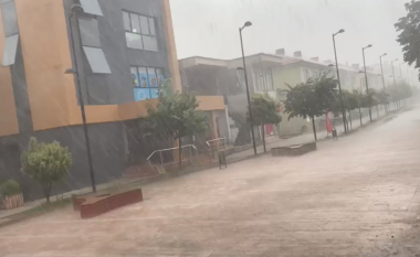 Shi e breshër i fortë në Bulqizë, përmbyten rrugët e qytetit, probleme me lëvizjen