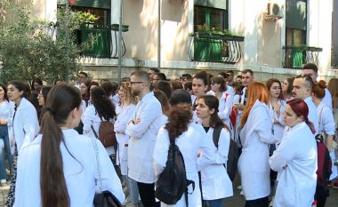 “5 vite punë me detyrim”, studentët e Mjekësisë kërkojnë të takohen me Avokatin e Popullit